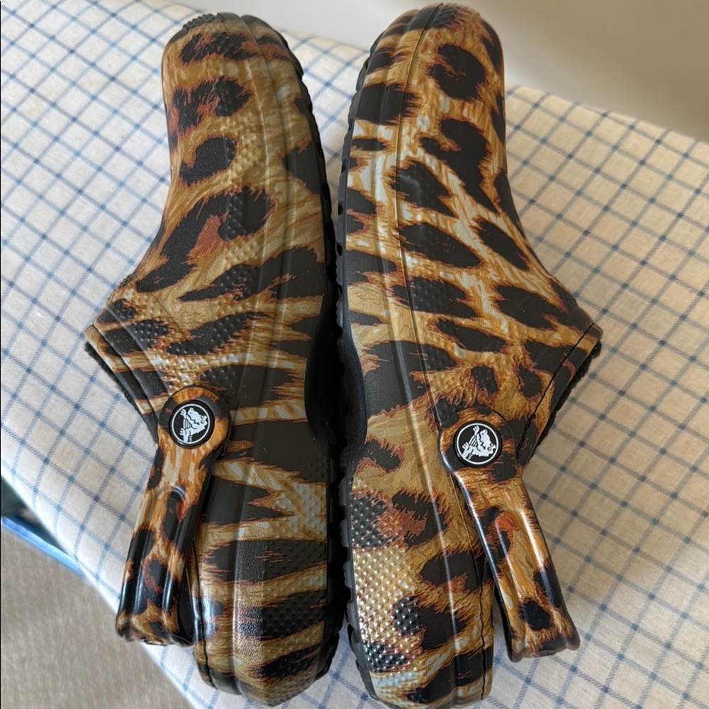 CROCS Leopard Print Fuzzy Lined Clogs - Brown/Black - Picture 3 of 3